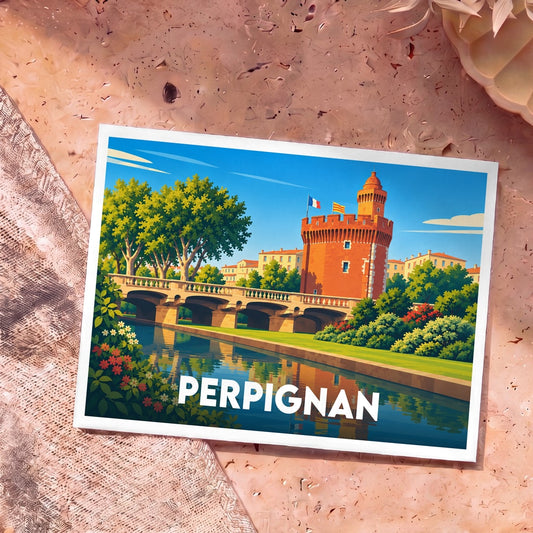 Carte postale souvenir de la ville de Perpignan avec une illustration stylisée du Castillet au bord de l'eau.