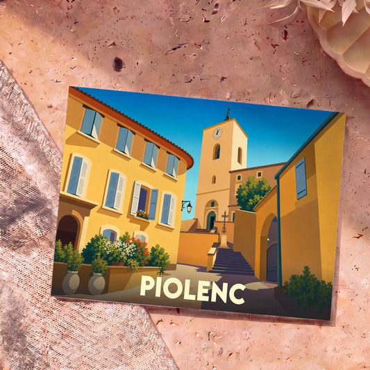 Carte postale souvenir de la ville de Piolenc avec une illustration stylisée d'une rue ensoleillée et de son clocher.