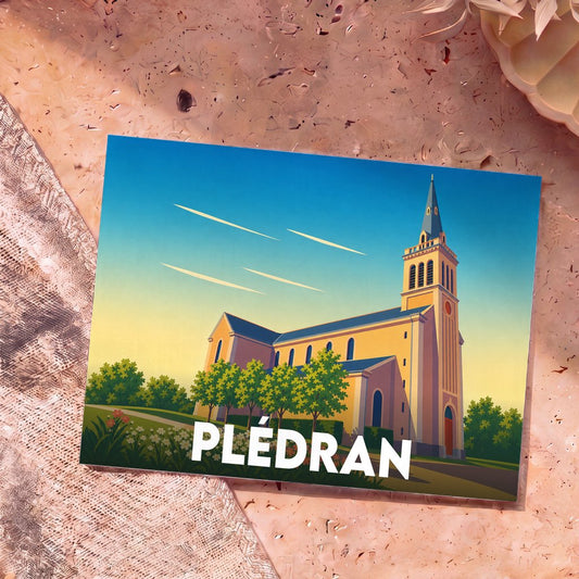 Carte postale souvenir de la ville de Plédran arborant une illustration stylisée de son église sous un ciel azur.