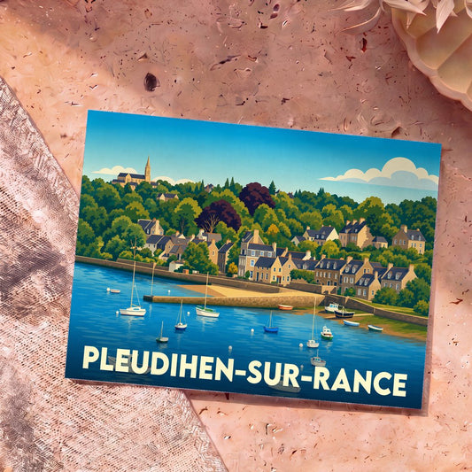 Carte postale souvenir de la ville de Pleudihen-sur-Rance avec une illustration stylisée de son port et de ses maisons en bord de mer.