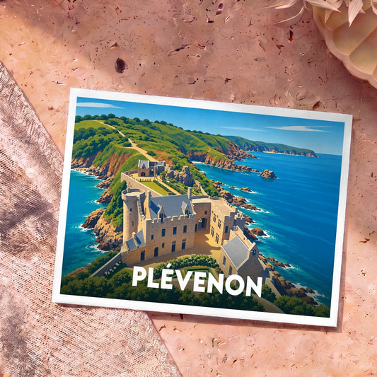 Carte postale souvenir de la ville de Plévenon avec une illustration stylisée de Fort-la-Latte en bord de mer.