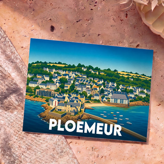 Carte postale souvenir de la ville de Ploemeur présentant une illustration stylisée et colorée de son littoral et de ses maisons typiques.