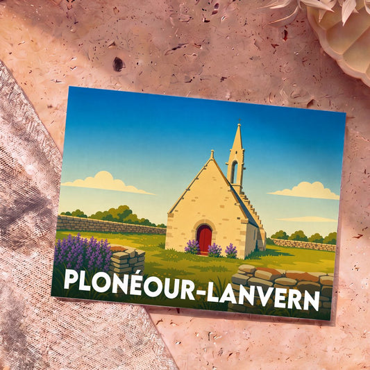 Carte postale souvenir de Plonéour-Lanvern illustrant une chapelle bretonne sous un ciel bleu ensoleillé.