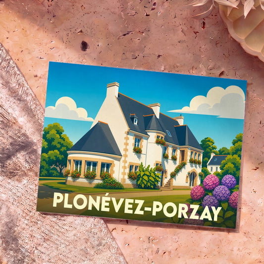 Carte postale souvenir de la ville de Plonévez-Porzay illustrée par une maison bretonne traditionnelle et fleurie.