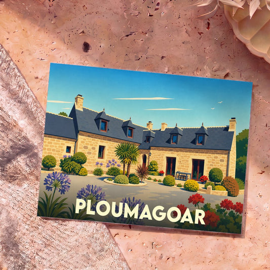 Carte postale souvenir de la ville de Ploumagoar avec une illustration stylisée d'une maison traditionnelle bretonne.