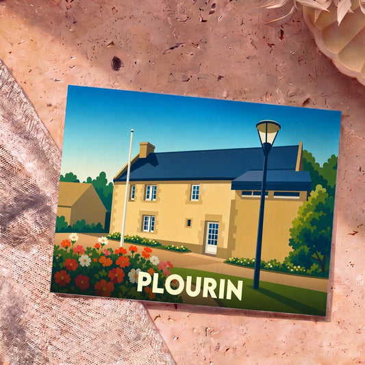 Carte postale souvenir de la ville de Plourin avec une illustration stylisée d'une maison traditionnelle bretonne.