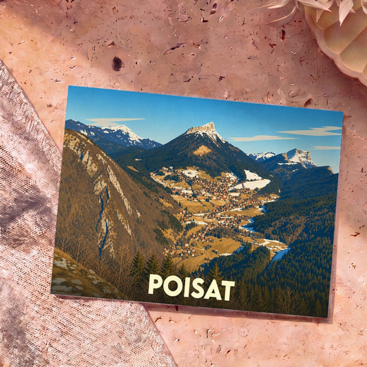 Carte postale souvenir de la ville de Poisat avec une illustration stylisée d'un village de montagne.