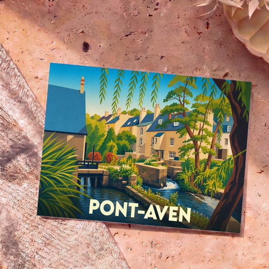 Carte postale souvenir de la ville de Pont-Aven avec une illustration stylisée d'un moulin et de maisons au bord de l'eau.