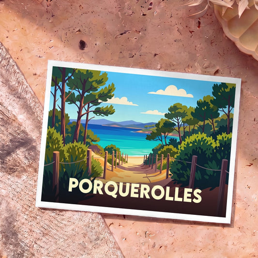 Carte postale souvenir de Porquerolles illustrant un sentier côtier bordé de pins menant à une plage turquoise.