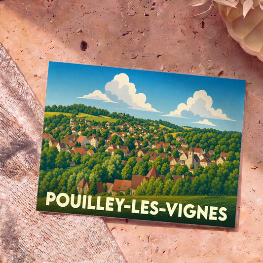 Carte postale souvenir de Pouilley-les-Vignes illustrant le village niché dans une colline verdoyante sous un ciel azur.