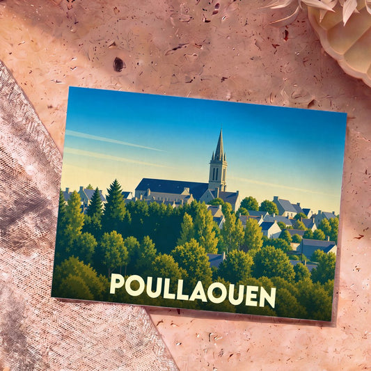 Carte postale souvenir de la ville de Poullaouen avec une illustration stylisée de son église et de ses maisons au milieu des arbres.