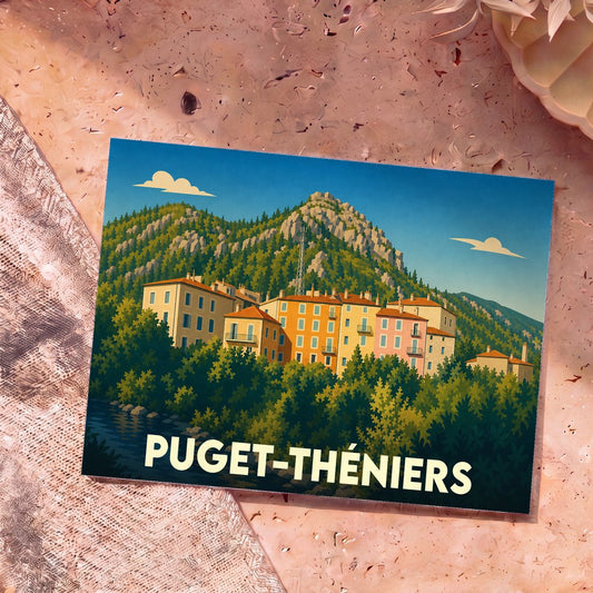 Carte postale souvenir de Puget-Théniers avec une illustration stylisée et colorée du village niché au pied des montagnes.