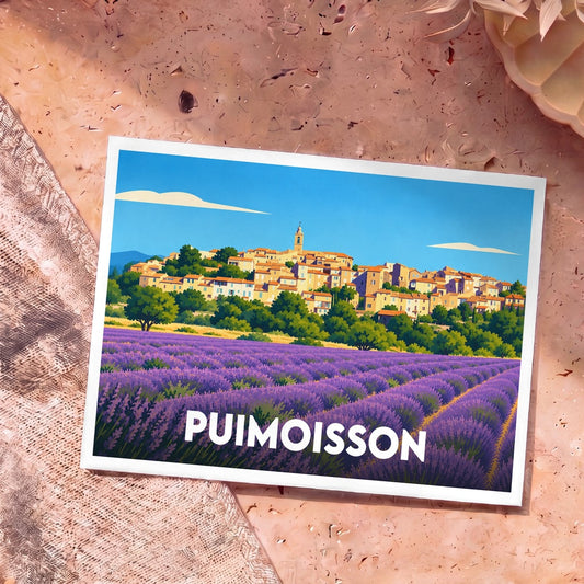 Carte postale souvenir de la ville de Puimoisson avec une illustration stylisée d'un champ de lavande et d'un village provençal.