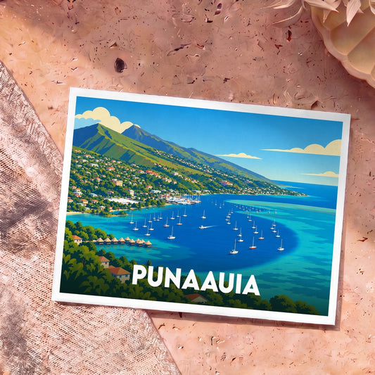 Carte postale souvenir de la ville de Punaauia avec une illustration stylisée de sa baie et de ses montagnes.