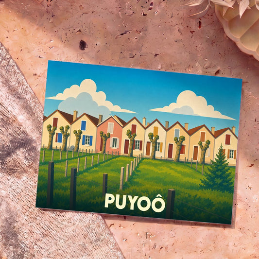 Carte postale souvenir de la ville de Puyoô avec une illustration stylisée de maisons colorées et de collines verdoyantes.