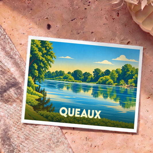 Carte postale souvenir de la ville de Queaux avec une illustration stylisée d'une rivière bordée d'arbres.