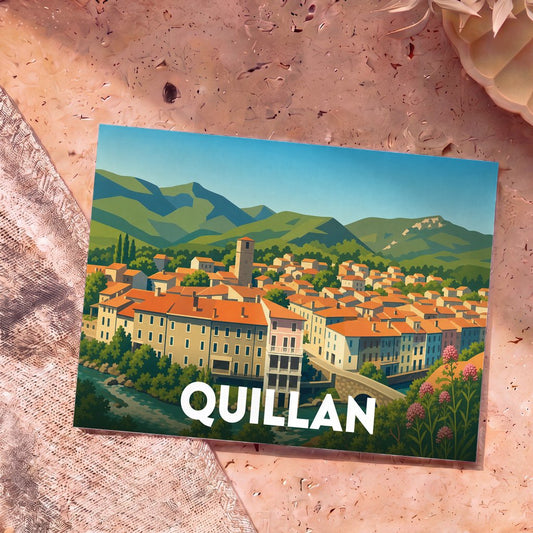 Carte postale souvenir de la ville de Quillan avec une illustration stylisée de ses maisons colorées au bord de l'eau.