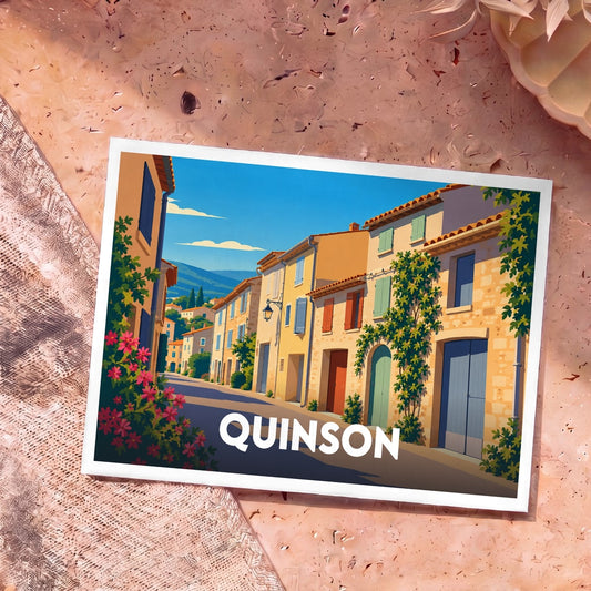 Carte postale souvenir de la ville de Quinson avec une illustration stylisée de ses rues provençales ensoleillées.