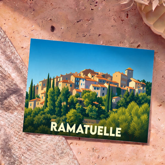 Carte postale souvenir de la ville de Ramatuelle avec une illustration stylisée de ses maisons perchées et de ses cyprès.