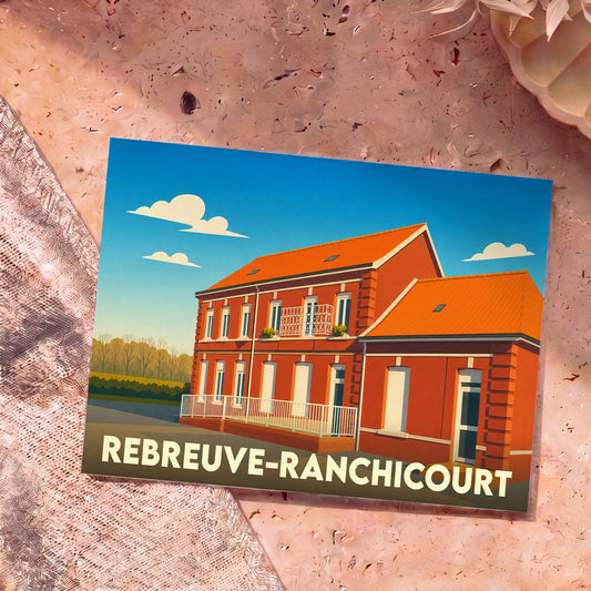 Carte postale souvenir de la ville de Rebreuve-Ranchicourt avec une illustration stylisée d'un bâtiment en briques rouges.
