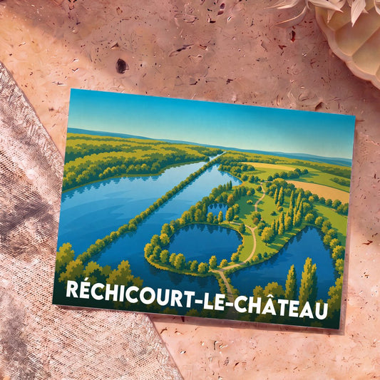 Carte postale souvenir de la ville de Réchicourt-le-Château avec une illustration stylisée de son paysage aquatique et verdoyant.