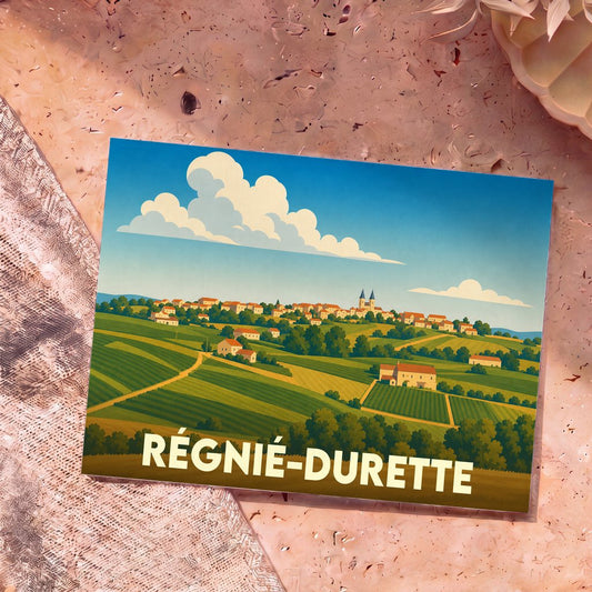 Carte postale souvenir de la ville de Régnié-Durette avec une illustration stylisée de son paysage vallonné et de ses vignobles.