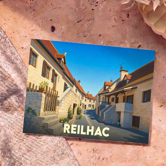Carte postale souvenir de la ville de Reilhac illustrant une ruelle pittoresque aux maisons en pierre sous un ciel bleu.