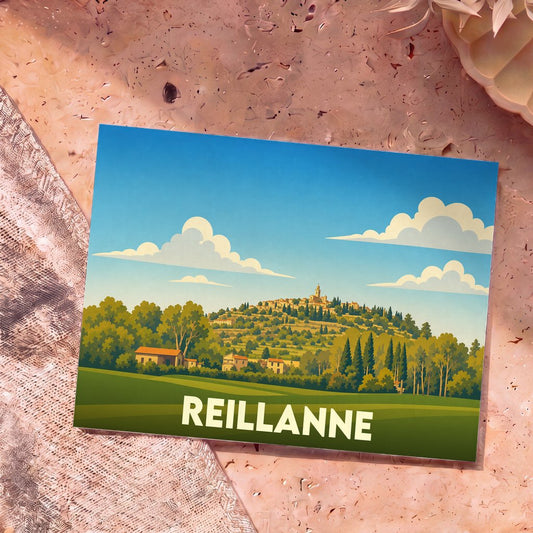 Carte postale souvenir de la ville de Reillanne avec une illustration stylisée de son village perché sous un ciel azur.