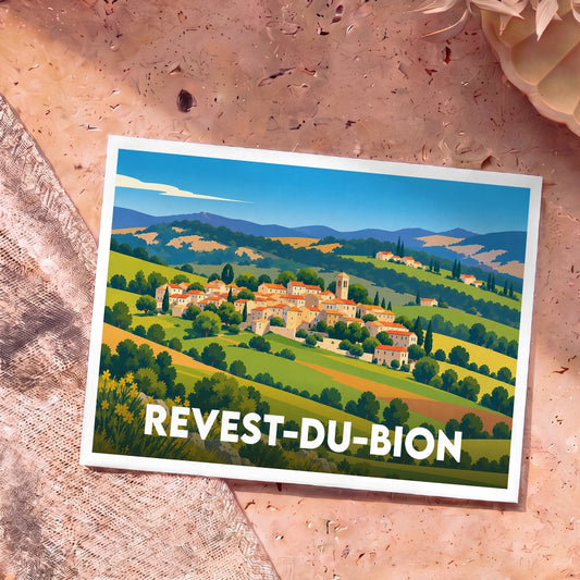 Carte postale souvenir de la ville de Revest-du-Bion avec une illustration stylisée de son paysage vallonné.