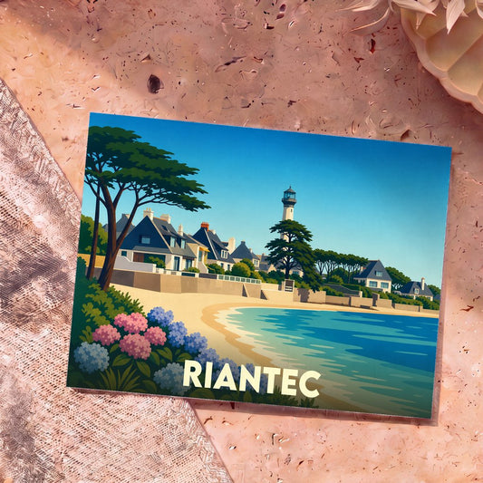 Carte postale souvenir de la ville de Riantec avec une illustration stylisée de son bord de mer.