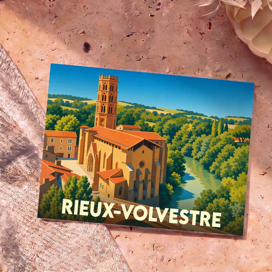 Carte postale souvenir de la ville de Rieux-Volvestre avec une illustration stylisée de sa cathédrale et de la rivière.