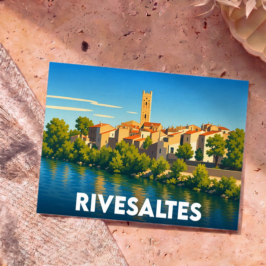 Carte postale souvenir de la ville de Rivesaltes avec une illustration stylisée des maisons au bord de l'eau.