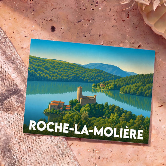 Carte postale souvenir de la ville de Roche-la-Molière avec une illustration stylisée d'un château au bord de l'eau.