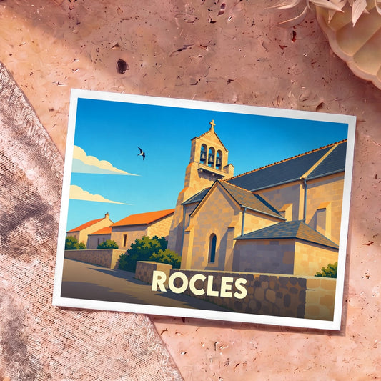 Carte postale souvenir de la ville de Rocles illustrant son église en pierre sous un ciel bleu ensoleillé.