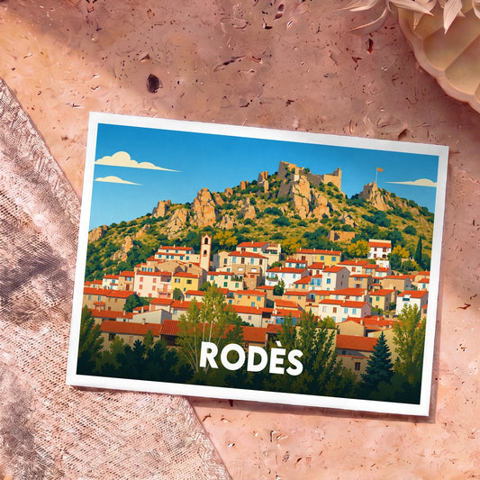 Carte postale souvenir de la ville de Rodès avec une illustration stylisée de ses maisons colorées au pied d'une montagne.