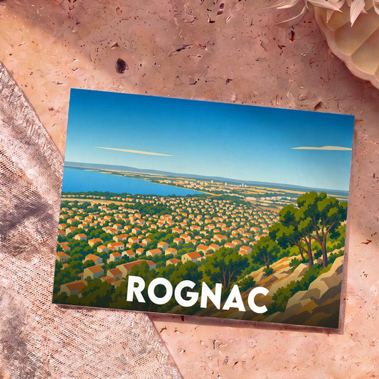 Carte postale souvenir de la ville de Rognac illustrée d'un panorama coloré surplombant l'étang de Berre.