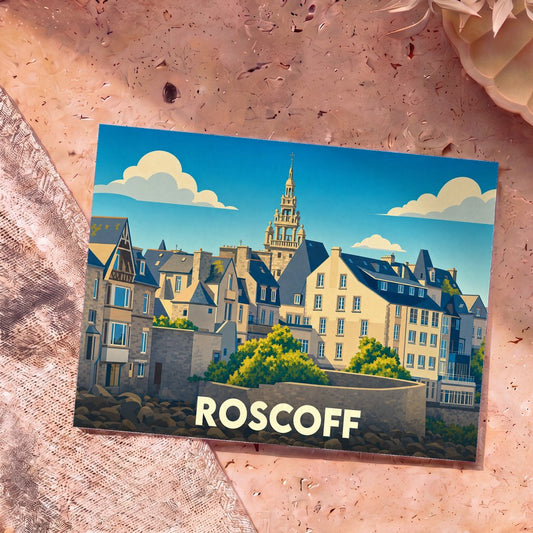 Carte postale souvenir de la ville de Roscoff avec une illustration stylisée de son front de mer et de son clocher.