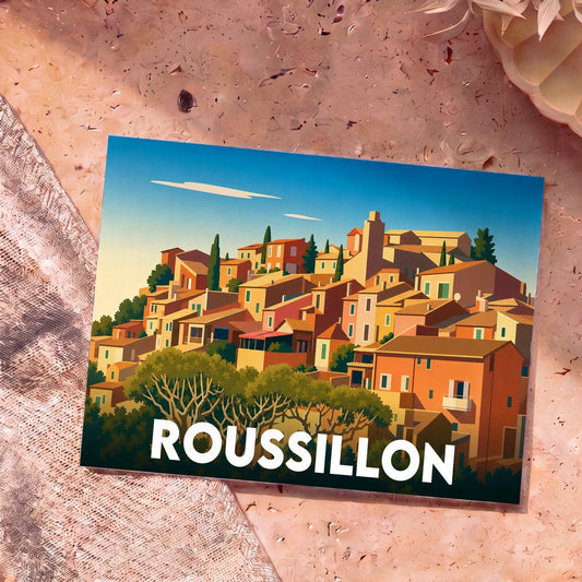 Carte postale souvenir de la ville de Roussillon avec une illustration stylisée et colorée de ses maisons ocres.