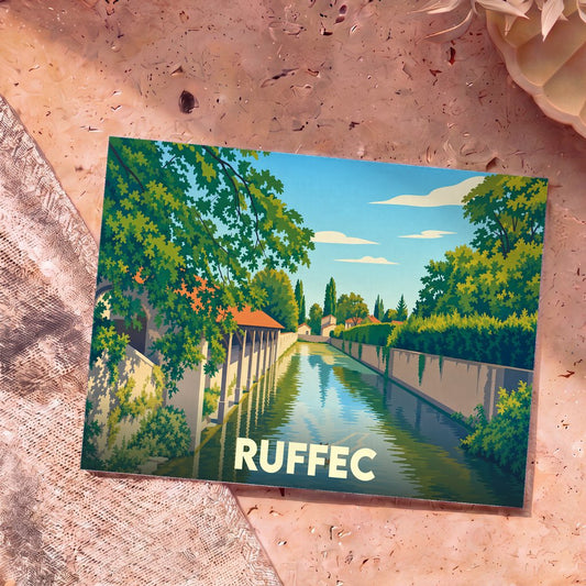 Carte postale souvenir de la ville de Ruffec avec une illustration stylisée d'un canal bordé de verdure.