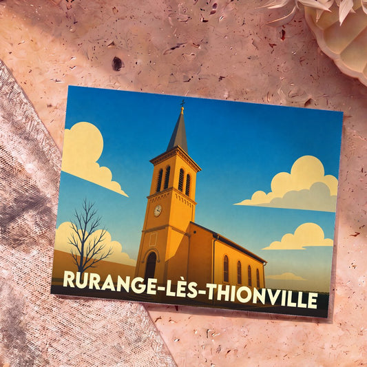 Carte postale souvenir de la ville de Rurange-lès-Thionville arborant une illustration stylisée de son église sous un ciel azur.