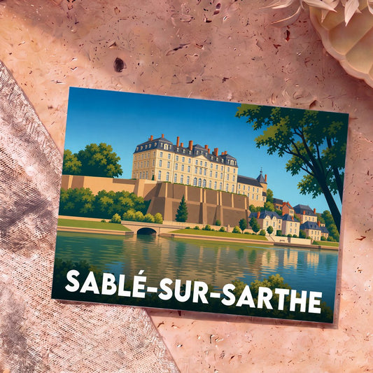 Carte postale souvenir de la ville de Sablé-sur-Sarthe avec une illustration stylisée de son château surplombant la rivière.