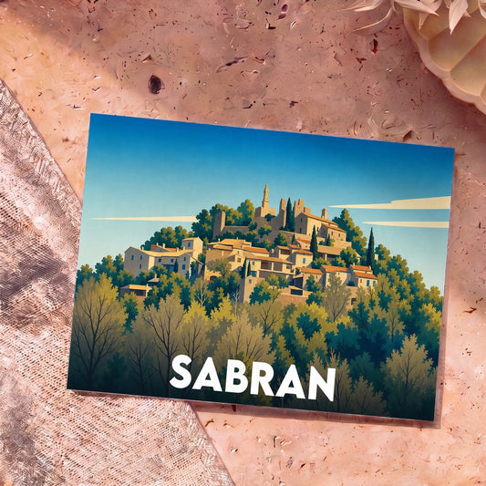 Carte postale souvenir de la ville de Sabran avec une illustration stylisée d'un village perché.