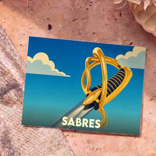 Carte postale souvenir de la ville de Sabres avec une illustration stylisée d'un sabre doré sur fond de ciel bleu.