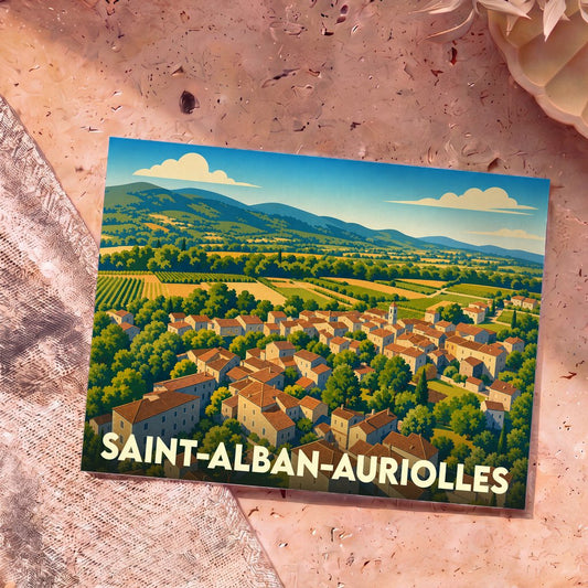 Carte postale souvenir de Saint-Alban-Auriolles illustrant un village pittoresque niché dans un paysage vallonné et verdoyant.