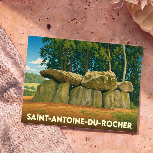 Carte postale souvenir de la ville de Saint-Antoine-du-Rocher illustrant le célèbre dolmen de la Grotte aux Fées.