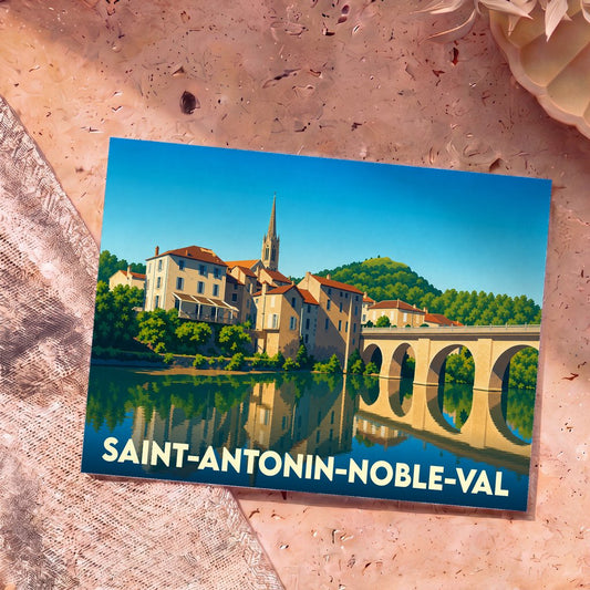 Carte postale souvenir de la ville de Saint-Antonin-Noble-Val avec une illustration stylisée d'un pont et d'une église se reflétant dans l'eau.