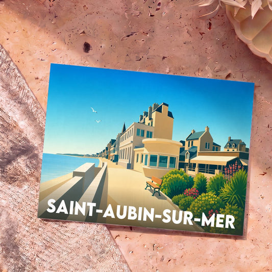 Carte postale souvenir de la ville de Saint-Aubin-sur-Mer avec une illustration stylisée de sa digue et du bord de mer.
