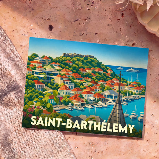 Carte postale souvenir de Saint-Barthélemy avec une illustration stylisée et colorée du port et de ses collines.