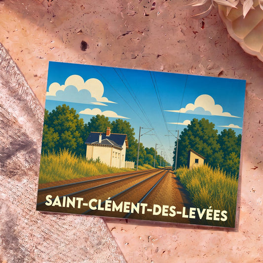 Carte postale souvenir de Saint-Clément-des-Levées illustrant une gare de campagne ensoleillée le long d'une voie ferrée.