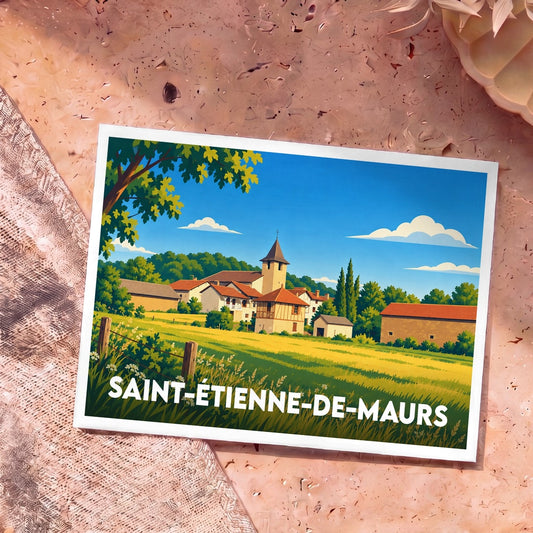 Carte postale souvenir de Saint-Étienne-de-Maurs avec une illustration stylisée d'un village pittoresque ensoleillé.